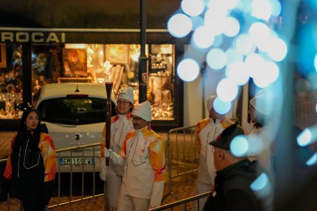 (260304) -- CORTINA D'AMPEZZO, March 4, 2026 (Xinhua) -- A torchbearer carrys the torch during the Milan-Cortina 2026 Paralympic Winter Games Torch Relay and Flame Unifying Ceremony in Cortina D'Ampezzo, Italy, March 3, 2026. (Xinhua/Lian Zhen)