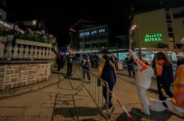 (260304) -- CORTINA D'AMPEZZO, March 4, 2026 (Xinhua) -- A torchbearer carrys the torch during the Milan-Cortina 2026 Paralympic Winter Games Torch Relay and Flame Unifying Ceremony in Cortina D'Ampezzo, Italy, March 3, 2026. (Xinhua/Lian Zhen)