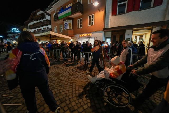(260304) -- CORTINA D'AMPEZZO, March 4, 2026 (Xinhua) -- A torchbearer carrys the torch during the Milan-Cortina 2026 Paralympic Winter Games Torch Relay and Flame Unifying Ceremony in Cortina D'Ampezzo, Italy, March 3, 2026. (Xinhua/Lian Zhen)