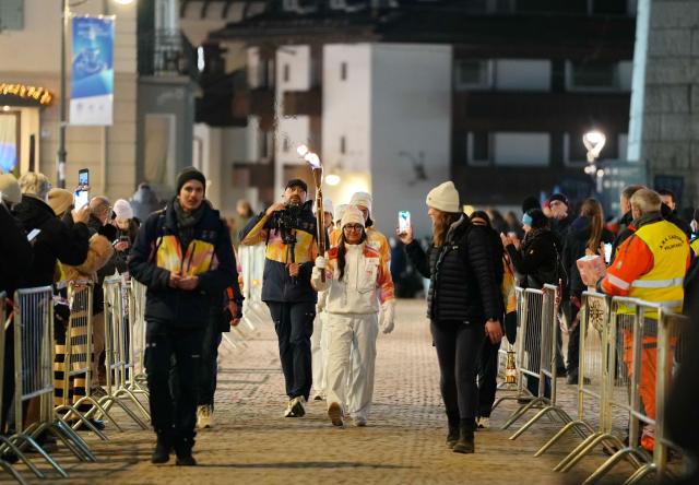 (260304) -- CORTINA D'AMPEZZO, March 4, 2026 (Xinhua) -- A torchbearer carrys the torch during the Milan-Cortina 2026 Paralympic Winter Games Torch Relay and Flame Unifying Ceremony in Cortina D'Ampezzo, Italy, March 3, 2026. (Xinhua/Mou Yu)