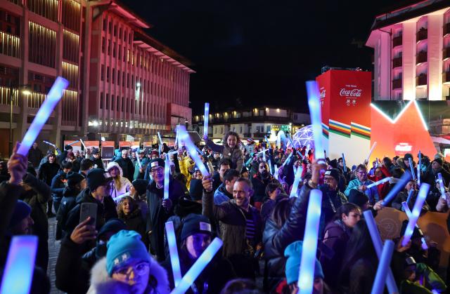 (260304) -- CORTINA D'AMPEZZO, March 4, 2026 (Xinhua) -- Spectators are seen during the Milan-Cortina 2026 Paralympic Winter Games Torch Relay and Flame Unifying Ceremony in Cortina D'Ampezzo, Italy, March 3, 2026. (Xinhua/Wang Kaiyan)