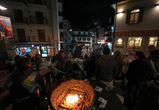 (260304) -- CORTINA D'AMPEZZO, March 4, 2026 (Xinhua) -- Spectators watch the Milan-Cortina 2026 Paralympic Winter Games Torch Relay and Flame Unifying Ceremony in Cortina D'Ampezzo, Italy, March 3, 2026. (Xinhua/Hou Zhaokang)