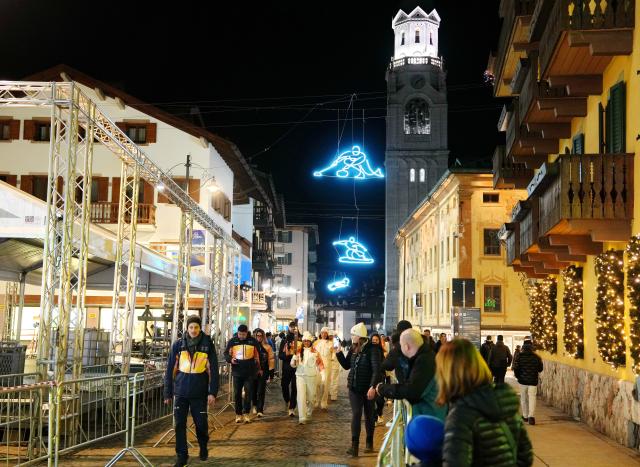 (260304) -- CORTINA D'AMPEZZO, March 4, 2026 (Xinhua) -- A torchbearer carrys the torch during the Milan-Cortina 2026 Paralympic Winter Games Torch Relay and Flame Unifying Ceremony in Cortina D'Ampezzo, Italy, March 3, 2026. (Xinhua/Mou Yu)