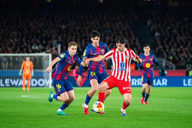 (260304) -- BARCELONA, March 4, 2026 (Xinhua) -- Fermin Lopez (L) of FC Barcelona vies with Marc Pubill (R) of Atletico de Madrid during the Copa del Rey semifinal round 2 match between FC Barcelona and  Atletico de Madrid in Barcelona, Spain, March 3, 2026. (Photo by Joan Gosa/Xinhua)