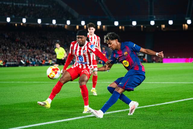 (260304) -- BARCELONA, March 4, 2026 (Xinhua) -- Lamine Yamal (R) of FC Barcelona vies with Ademola Lookman of Atletico de Madrid during the Copa del Rey semifinal round 2 match between FC Barcelona and  Atletico de Madrid in Barcelona, Spain, March 3, 2026. (Photo by Joan Gosa/Xinhua)
