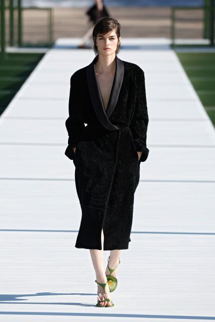 (260304) -- PARIS, March 4, 2026 (Xinhua) -- A model presents a creation from the ready-to-wear Fall/Winter 2026-2027 collections by Christian Dior during the Paris Fashion Week, in Paris, France, on March 3, 2026. (MeetEurope/Handout via Xinhua)