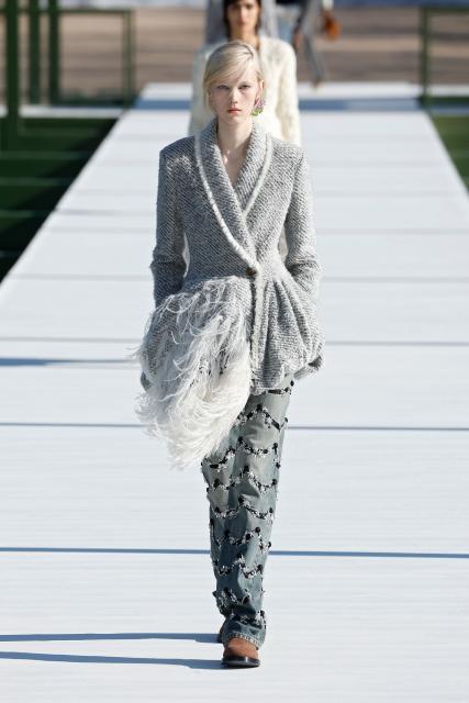 (260304) -- PARIS, March 4, 2026 (Xinhua) -- A model presents a creation from the ready-to-wear Fall/Winter 2026-2027 collections by Christian Dior during the Paris Fashion Week, in Paris, France, on March 3, 2026. (MeetEurope/Handout via Xinhua)
