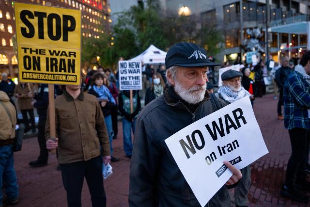 (260304) -- BEIJING, March 4, 2026 (Xinhua) -- People protest against U.S. military attack on Iran in San Francisco, the United States, on March 2, 2026. (Photo by Ziyu Julian Zhu/Xinhua)