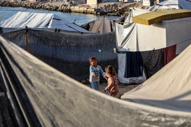 (260304) -- GAZA, March 4, 2026 (Xinhua) -- Displaced Palestinian children are pictured among temporary tents in the west of Gaza City on March 3, 2026. (Photo by Rizek Abdeljawad/Xinhua)