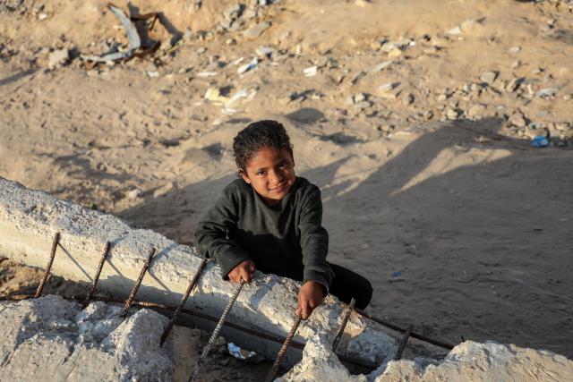 (260304) -- GAZA, March 4, 2026 (Xinhua) -- A displaced Palestinian child is pictured among temporary tents in the west of Gaza City on March 3, 2026. (Photo by Rizek Abdeljawad/Xinhua)