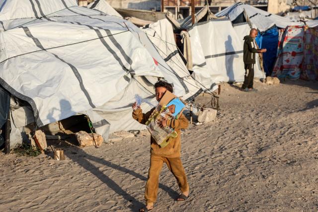 (260304) -- GAZA, March 4, 2026 (Xinhua) -- A displaced Palestinian child is pictured among temporary tents in the west of Gaza City on March 3, 2026. (Photo by Rizek Abdeljawad/Xinhua)