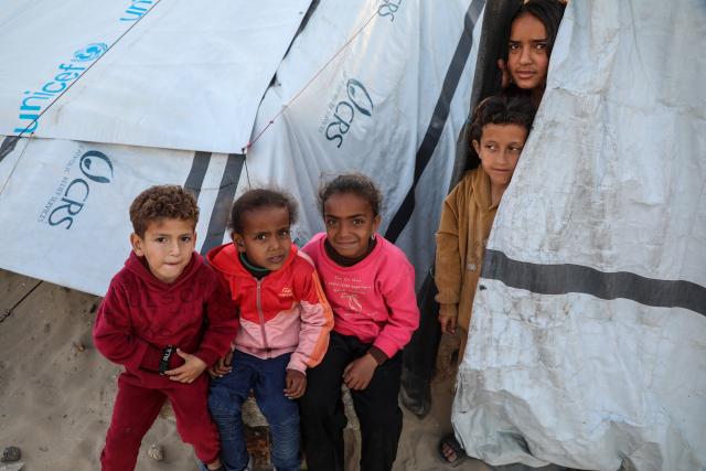 (260304) -- GAZA, March 4, 2026 (Xinhua) -- Displaced Palestinian children are pictured among temporary tents in the west of Gaza City on March 3, 2026. (Photo by Rizek Abdeljawad/Xinhua)