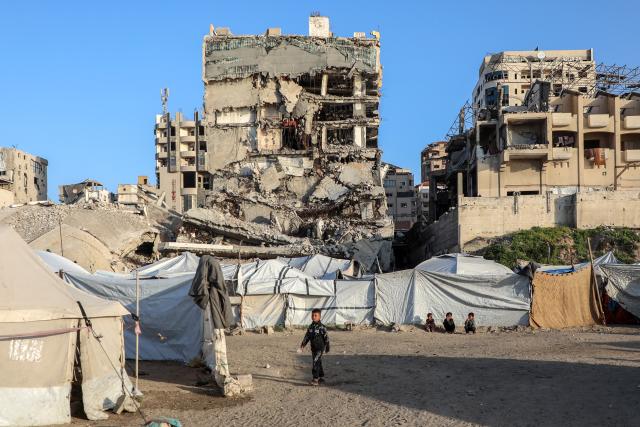 (260304) -- GAZA, March 4, 2026 (Xinhua) -- Displaced Palestinian children are pictured among temporary tents in the west of Gaza City on March 3, 2026. (Photo by Rizek Abdeljawad/Xinhua)