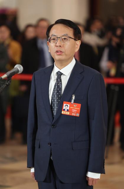 (260304) -- BEIJING, March 4, 2026 (Xinhua) -- Jiang Pengju, a member of the 14th National Committee of the Chinese People's Political Consultative Conference (CPPCC), attends a group interview ahead of the opening meeting of the fourth session of the 14th CPPCC National Committee at the Great Hall of the People in Beijing, capital of China, March 4, 2026. (Xinhua/Lu Ye)