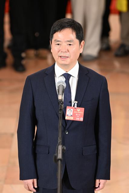 (260304) -- BEIJING, March 4, 2026 (Xinhua) -- Huang Sanwen, a member of the 14th National Committee of the Chinese People's Political Consultative Conference (CPPCC), attends a group interview ahead of the opening meeting of the fourth session of the 14th CPPCC National Committee at the Great Hall of the People in Beijing, capital of China, March 4, 2026. (Xinhua/Cao Yiming)
