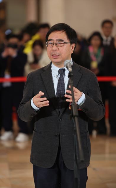 (260304) -- BEIJING, March 4, 2026 (Xinhua) -- Pan Jianwei, a member of the 14th National Committee of the Chinese People's Political Consultative Conference (CPPCC), attends a group interview ahead of the opening meeting of the fourth session of the 14th CPPCC National Committee at the Great Hall of the People in Beijing, capital of China, March 4, 2026. (Xinhua/Lu Ye)