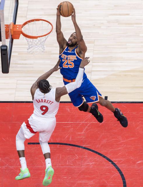 (260304) -- TORONTO, March 4, 2026 (Xinhua) -- Mikal Bridges (R) of New York Knicks dunks during the 2025-2026 NBA regular season game between Toronto Raptors and New York Knicks in Toronto, Canada, on March 3, 2026. (Photo by Zou Zheng/Xinhua)
