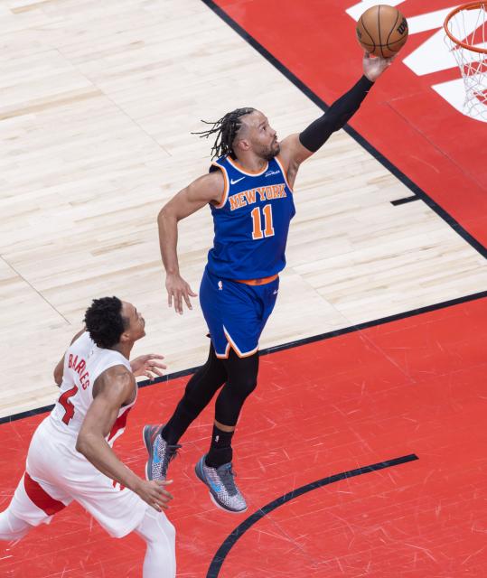 (260304) -- TORONTO, March 4, 2026 (Xinhua) -- Jalen Brunson (R) of New York Knicks goes up for a layup during the 2025-2026 NBA regular season game between Toronto Raptors and New York Knicks in Toronto, Canada, on March 3, 2026. (Photo by Zou Zheng/Xinhua)
