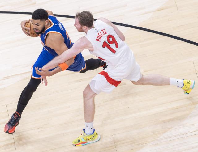 (260304) -- TORONTO, March 4, 2026 (Xinhua) -- Karl-Anthony Towns (L) of New York Knicks breaks through during the 2025-2026 NBA regular season game between Toronto Raptors and New York Knicks in Toronto, Canada, on March 3, 2026. (Photo by Zou Zheng/Xinhua)
