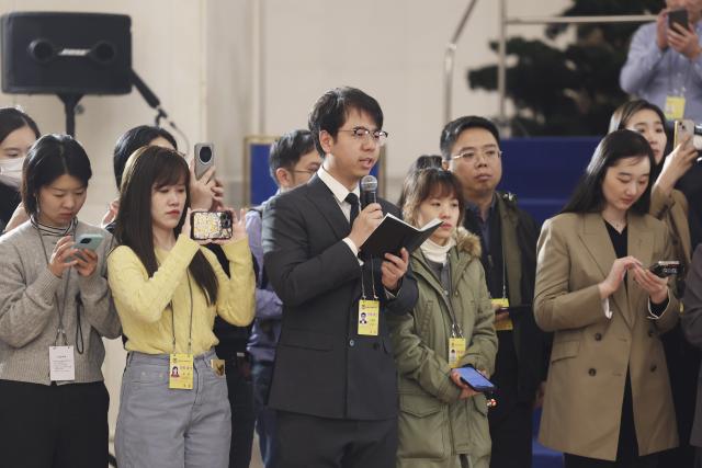 (260304) -- BEIJING, March 4, 2026 (Xinhua) -- A journalist asks a question during a group interview attended by members of the 14th National Committee of the Chinese People's Political Consultative Conference (CPPCC) ahead of the opening meeting of the fourth session of the 14th CPPCC National Committee at the Great Hall of the People in Beijing, capital of China, March 4, 2026. (Xinhua/Lu Ye)
