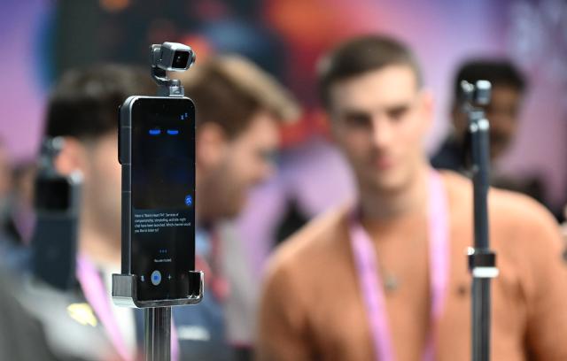 (260304) -- BARCELONA, March 4, 2026 (Xinhua) -- Visitors view the Honor's "Robot Phone" during the 2026 Mobile World Congress (MWC) in Barcelona, Spain, March 3, 2026.
  The 2026 Mobile World Congress (MWC) opened on Monday in Barcelona, Spain. According to its organizers, a China Pavilion has been set up at the congress for the first time, featuring major Chinese companies including China Mobile, China Unicom, Huawei, ZTE, Honor and Xiaomi, showcasing their latest advancements in mobile communications and AI technologies. (Xinhua/Cheng Min)