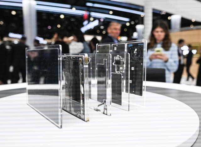 (260304) -- BARCELONA, March 4, 2026 (Xinhua) -- The internal structures of foldable phones are displayed at the Huawei booth during the 2026 Mobile World Congress (MWC) in Barcelona, Spain, March 3, 2026.
  The 2026 Mobile World Congress (MWC) opened on Monday in Barcelona, Spain. According to its organizers, a China Pavilion has been set up at the congress for the first time, featuring major Chinese companies including China Mobile, China Unicom, Huawei, ZTE, Honor and Xiaomi, showcasing their latest advancements in mobile communications and AI technologies. (Xinhua/Cheng Min)