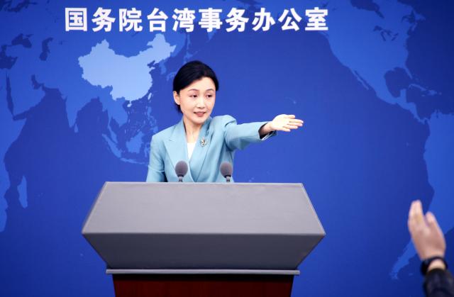 (260304) -- BEIJING, March 4, 2026 (Xinhua) -- Zhang Han, spokesperson for the State Council Taiwan Affairs Office, gestures at a regular press conference in Beijing, capital of China, March 4, 2026. (Xinhua/Pan Xu)