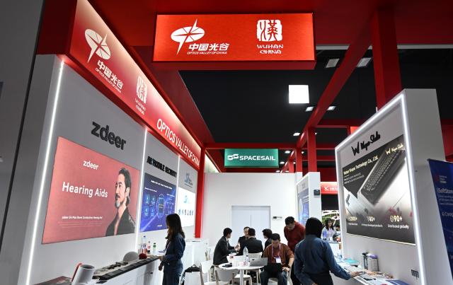 (260304) -- BARCELONA, March 4, 2026 (Xinhua) -- People visit the booth of Optics Valley of China during the 2026 Mobile World Congress in Barcelona, Spain, March 3, 2026. The 2026 Mobile World Congress (MWC) opened on Monday in Barcelona, Spain. According to its organizers, a China Pavilion has been set up at the congress for the first time, featuring major Chinese companies including China Mobile, China Unicom, Huawei, ZTE, Honor and Xiaomi, showcasing their latest advancements in mobile communications and AI technologies. (Xinhua/Cheng Min)