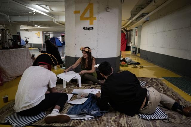(260304) -- TEL AVIV, March 4, 2026 (Xinhua) -- People are pictured in an underground shelter in downtown Tel Aviv, Israel, March 3, 2026.
  Missiles and rockets fired from Iran and Lebanon struck central and northern Israel on Tuesday, Israeli authorities said, injuring one person and setting off air raid sirens in major cities.
   Warning sirens sounded in areas including Tel Aviv and Jerusalem around midday, sending millions of residents to bomb shelters. (Xinhua/Chen Junqing)