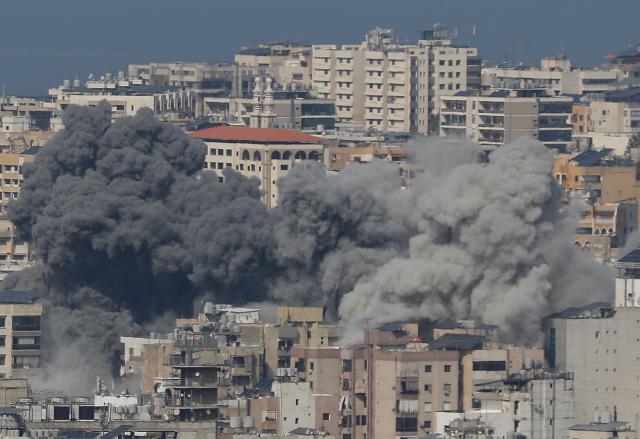 (260304) -- BEIRUT, March 4, 2026 (Xinhua) -- Smoke rises from buildings following Israeli bombing on Haret Hreik, south of Beirut, Lebanon, March 4, 2026. Tensions between Lebanon and Israel have escalated in recent days, with intensified airstrikes and exchanges of fire along the border, leading to mounting casualties, widespread displacement, and growing pressure on emergency response systems. (Photo by Bilal Jawich/Xinhua)