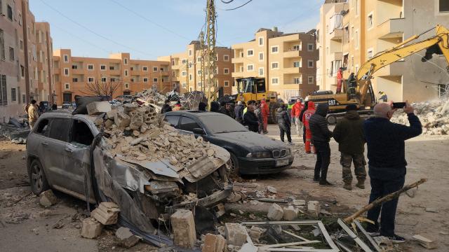 (260304) -- BAALBEK, March 4, 2026 (Xinhua) -- This photo taken on March 4, 2026 shows damaged vehicles following an Israeli airstrike on a residential complex in Baalbek, Lebanon. In eastern Lebanon, five people were killed and 15 others injured in an Israeli airstrike on a residential complex in the city of Baalbek, the state-run National News Agency reported. (Photo by Taher Abu Hamdan/Xinhua)