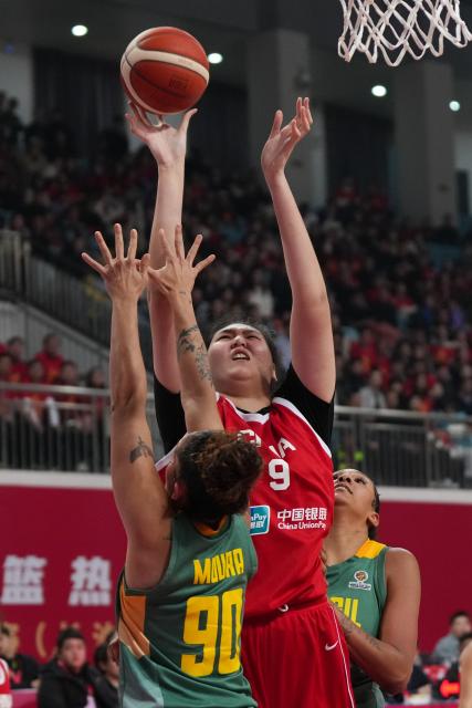 (260304) -- CHANGSHA, March 4, 2026 (Xinhua) -- Zhang Ziyu (C) of China competes during a warm-up match between China and Brazil in Changsha, central China's Hunan Province, on March 4, 2026. (Xinhua/Chen Zhenhai)