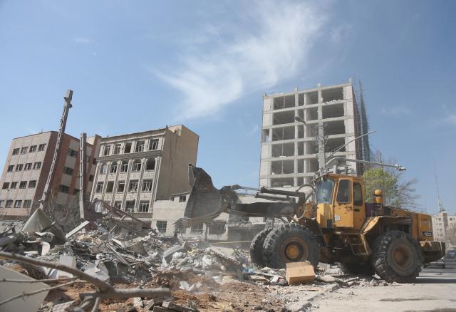 (260304) -- TEHRAN, March 4, 2026 (Xinhua) -- A worker removes debris of buildings in Tehran, Iran, March 4, 2026. (Xinhua/Shadati)