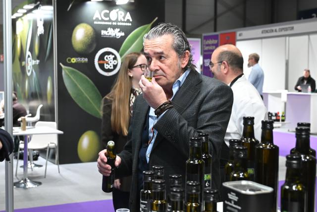 (260304) -- MADRID, March 4, 2026 (Xinhua) -- A man visits the 2026 World Olive Oil Exhibition in Madrid, Spain, March 4, 2026. The exhibition opened here on Wednesday, attracting exhibitors from over 50 countries and regions. (Photo by Gustavo Valiente/Xinhua)