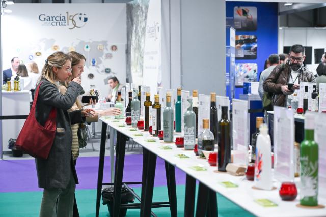 (260304) -- MADRID, March 4, 2026 (Xinhua) -- People visit the 2026 World Olive Oil Exhibition in Madrid, Spain, March 4, 2026. The exhibition opened here on Wednesday, attracting exhibitors from over 50 countries and regions. (Photo by Gustavo Valiente/Xinhua)
