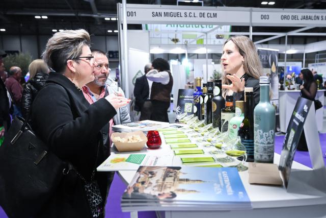 (260304) -- MADRID, March 4, 2026 (Xinhua) -- People visit the 2026 World Olive Oil Exhibition in Madrid, Spain, March 4, 2026. The exhibition opened here on Wednesday, attracting exhibitors from over 50 countries and regions. (Photo by Gustavo Valiente/Xinhua)