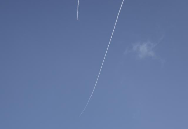 (260304) -- JERUSALEM, March 4, 2026 (Xinhua) -- This photo taken on March 4, 2026 shows smoke trails left by interceptor missiles launched from Israeli air defense systems in Jerusalem. (Photo by Jamal Awad/Xinhua)