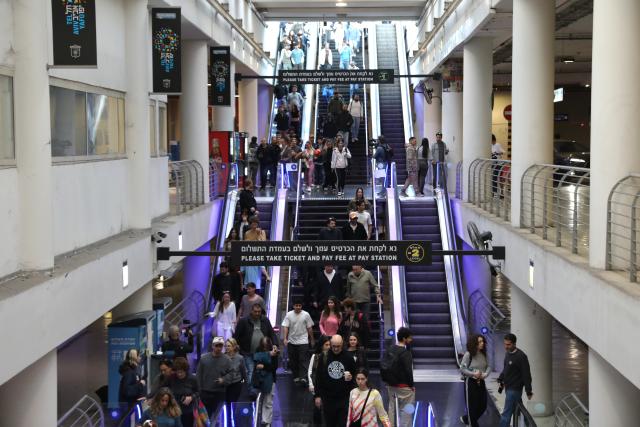 (260304) -- TEL AVIV, March 4, 2026 (Xinhua) -- People go down to take shelter in an underground parking lot during an air raid siren in Tel Aviv, Israel, March 4, 2026. At least two people were injured in central Israel during two joint missile and rocket attacks launched by Iran and Hezbollah on Wednesday, as Israeli forces carried out a wave of airstrikes across southern Lebanon. The barrages triggered sirens nationwide in Israel, with loud explosions from interceptions shaking buildings in Tel Aviv. (Gideon Markowicz/JINI via Xinhua)