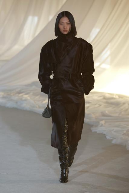 (260304) -- PARIS, March 4, 2026 (Xinhua) -- A model presents a creation from the ready-to-wear Fall/Winter 2026-2027 collections by Balmain during the Paris Fashion Week, in Paris, France, on March 4, 2026. (MeetEurope/Handout via Xinhua)