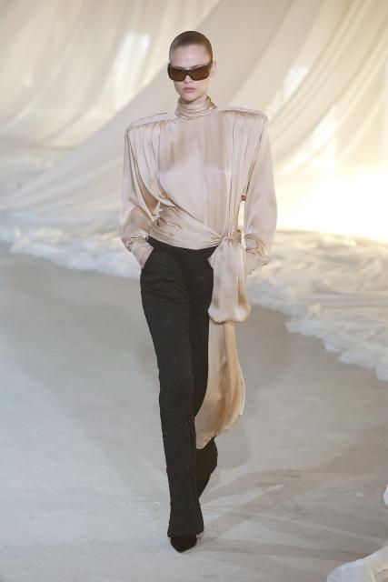 (260304) -- PARIS, March 4, 2026 (Xinhua) -- A model presents a creation from the ready-to-wear Fall/Winter 2026-2027 collections by Balmain during the Paris Fashion Week, in Paris, France, on March 4, 2026. (MeetEurope/Handout via Xinhua)