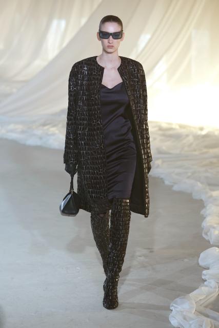 (260304) -- PARIS, March 4, 2026 (Xinhua) -- A model presents a creation from the ready-to-wear Fall/Winter 2026-2027 collections by Balmain during the Paris Fashion Week, in Paris, France, on March 4, 2026. (MeetEurope/Handout via Xinhua)