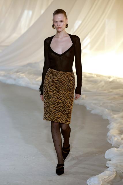 (260304) -- PARIS, March 4, 2026 (Xinhua) -- A model presents a creation from the ready-to-wear Fall/Winter 2026-2027 collections by Balmain during the Paris Fashion Week, in Paris, France, on March 4, 2026. (MeetEurope/Handout via Xinhua)