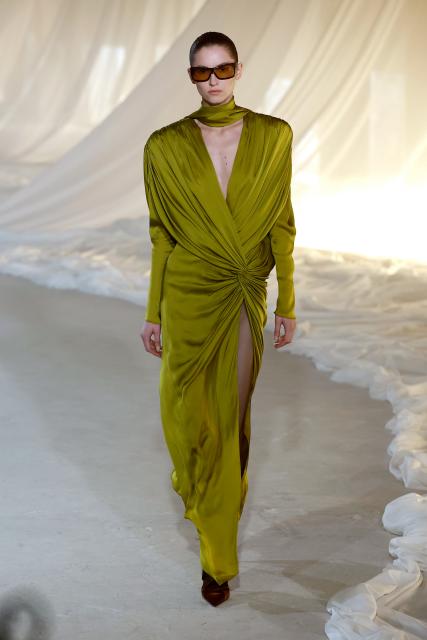 (260304) -- PARIS, March 4, 2026 (Xinhua) -- A model presents a creation from the ready-to-wear Fall/Winter 2026-2027 collections by Balmain during the Paris Fashion Week, in Paris, France, on March 4, 2026. (MeetEurope/Handout via Xinhua)