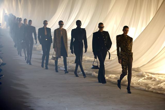 (260304) -- PARIS, March 4, 2026 (Xinhua) -- Models present creations from the ready-to-wear Fall/Winter 2026-2027 collections by Balmain during the Paris Fashion Week, in Paris, France, on March 4, 2026. (MeetEurope/Handout via Xinhua)