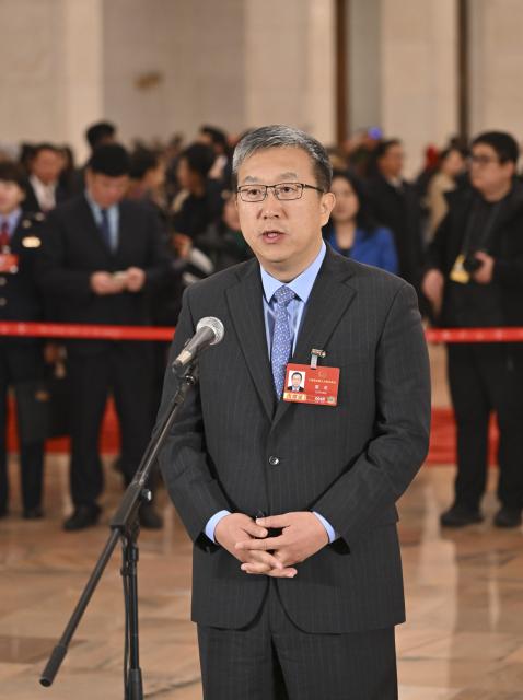(260305) -- BEIJING, March 5, 2026 (Xinhua) -- Dong Jin, a deputy to the 14th National People's Congress (NPC), attends a group interview ahead of the opening meeting of the fourth session of the 14th NPC at the Great Hall of the People in Beijing, capital of China, March 5, 2026. (Xinhua/Li Xin)