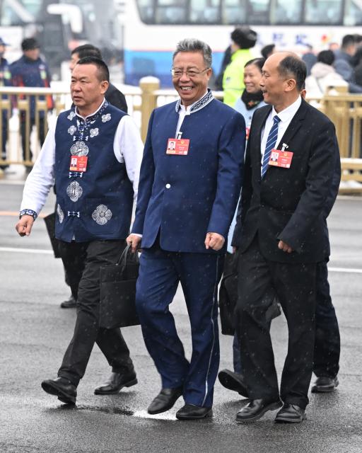 (260305) -- BEIJING, March 5, 2026 (Xinhua) -- Deputies to the 14th National People's Congress (NPC) walk towards the Great Hall of the People for the opening meeting of the fourth session of the 14th NPC in Beijing, capital of China, March 5, 2026. (Xinhua/Li He)