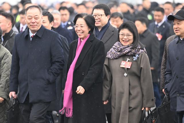 (260305) -- BEIJING, March 5, 2026 (Xinhua) -- Deputies to the 14th National People's Congress (NPC) walk towards the Great Hall of the People for the opening meeting of the fourth session of the 14th NPC in Beijing, capital of China, March 5, 2026. (Xinhua/Li He)