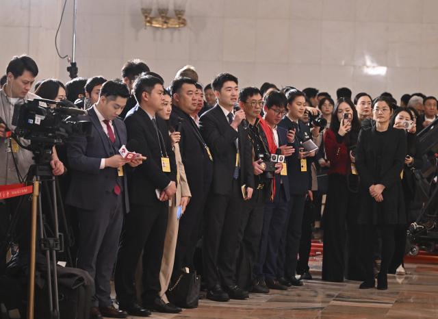 (260305) -- BEIJING, March 5, 2026 (Xinhua) -- A journalist asks a question during a group interview ahead of the opening meeting of the fourth session of the 14th National People's Congress (NPC) at the Great Hall of the People in Beijing, capital of China, March 5, 2026. (Xinhua/Li Xin)