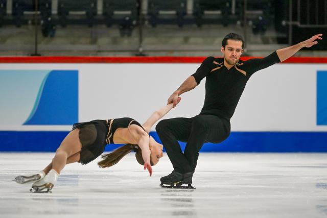 (260305) -- TALLINN, March 5, 2026 (Xinhua) -- Ava Kemp (L)/Yohnatan Elizarov of Canada compete during the pairs' short program at the ISU Figure Skating Junior World Championships in Tallinn, Estonia, March 4, 2026. (Photo by Sergei Stepanov/Xinhua)