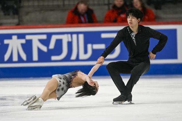 (260305) -- TALLINN, March 5, 2026 (Xinhua) -- Chen Yuxuan (L)/Dong Yinbo of China compete during the pairs' short program at the ISU Figure Skating Junior World Championships in Tallinn, Estonia, March 4, 2026. (Photo by Sergei Stepanov/Xinhua)
